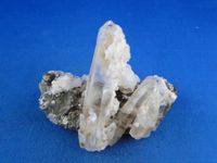 Bergkristall mit Calcit und Pyrit
