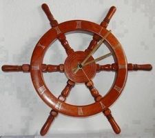Schiffsteuerrad mit eingebauter Funkuhr