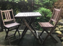 Gartentisch mit 2 Stühlen