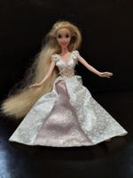 Barbie Frau Blond lange Haare