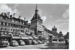 BERN Waisenhausplatz, Käfigturm, parkierte Autos (VW Käfer)