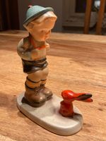 Hummel Figur «Jägerlein» mit rotem Hasen, Höhe 12cm