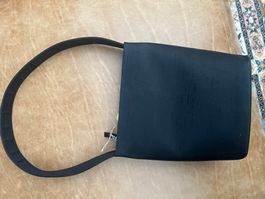 schwarze mit Seide bezogene Handtasche von Bruno Magli