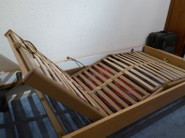 Bett mit mehrfach verstellbarem Swissflex-Rost (Metall)