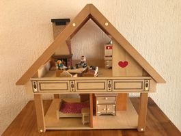 Schönes Puppenhaus mit Einrichtung aus Holz