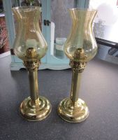 2 Kerzenhalter aus Metall in Messingoptik mit Glaszylinder