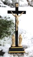 Antikes Kreuz mit Figuren
