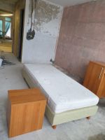 Bett mit Matratze, Schreibtisch inklusive Möbel