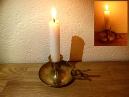Kerzenständer  antik Messing mit geschwungenem Griff