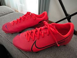 Nike Fussball-Nocken-Schuhe Gr. 33