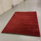 Grosser hochfloriger Teppich rot