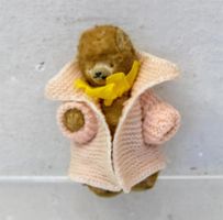 Kleiner Teddy mit rosa Wolljacke
