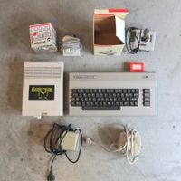 Commodore 64 mit Floppy Disk Drive und Zubehör