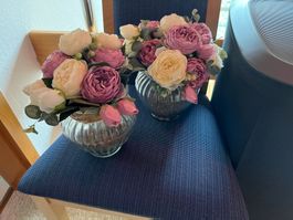 2x dekorative Kunstblumensträusse mit Vase